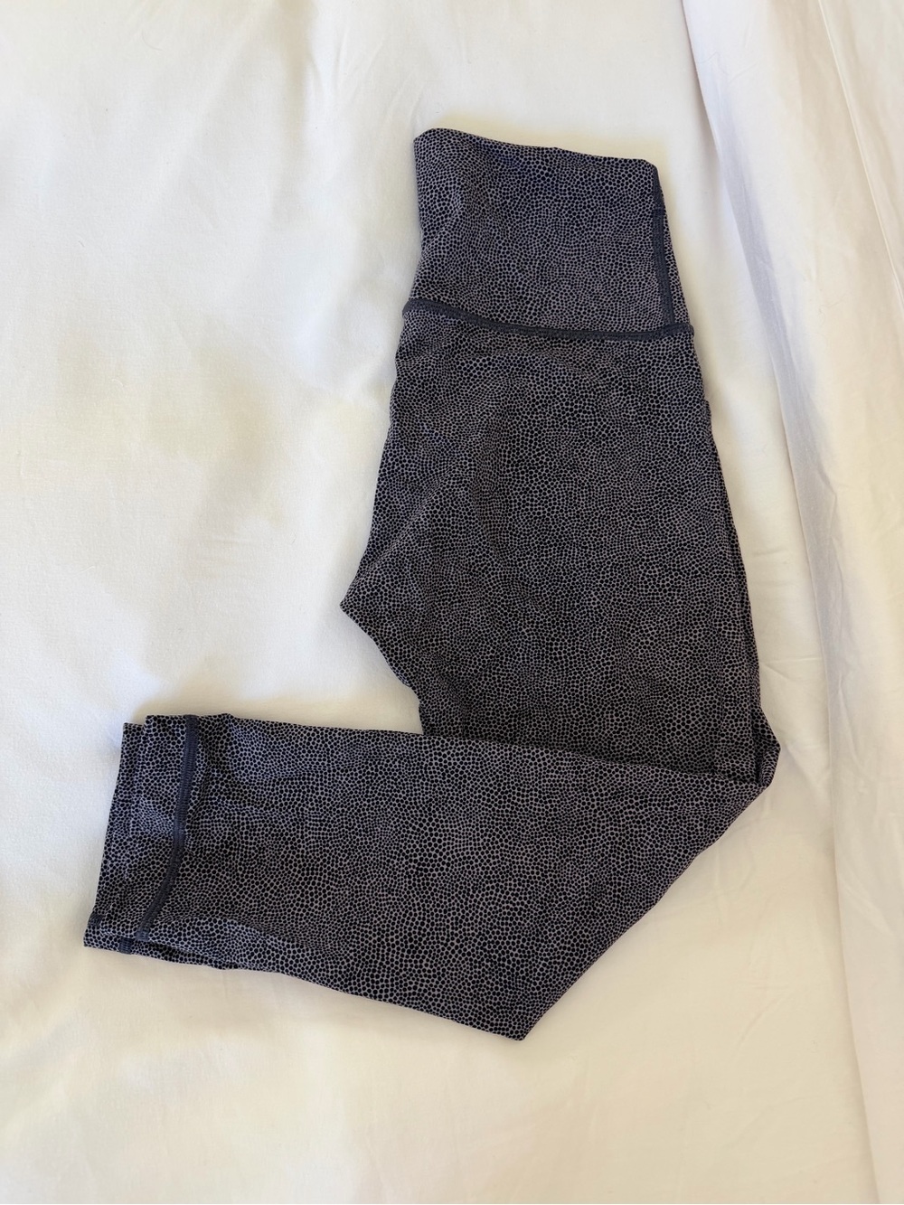 High-Waist Active Leggings in lavender and black Dot Print